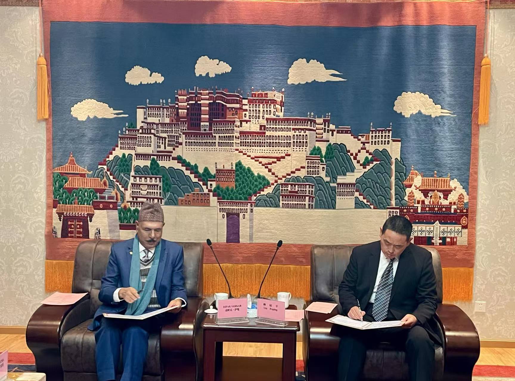 Lhasa Friendship Association donates aid supplies to Kathmandu